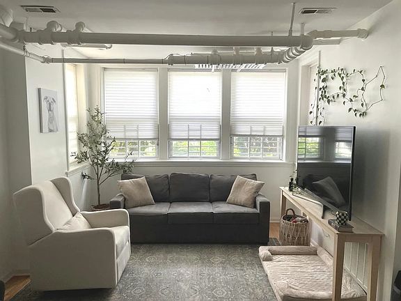 2nd image of 2257 W Addison St APT G