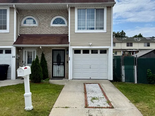 32 Benjamin Dr, Staten Island, NY 10303