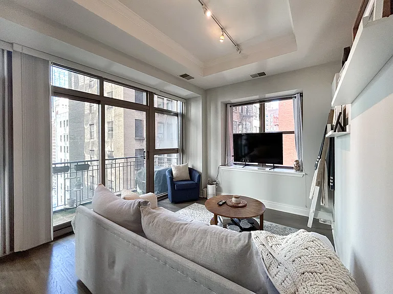 212 W Washington St #1513 — Photo 2