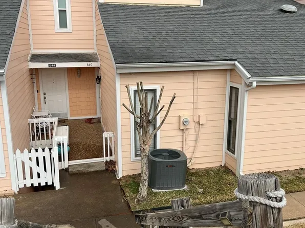 640 Harbor Dr, Azle, TX 76020