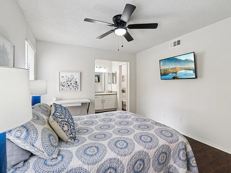 B1 Main bedroom look to vanity