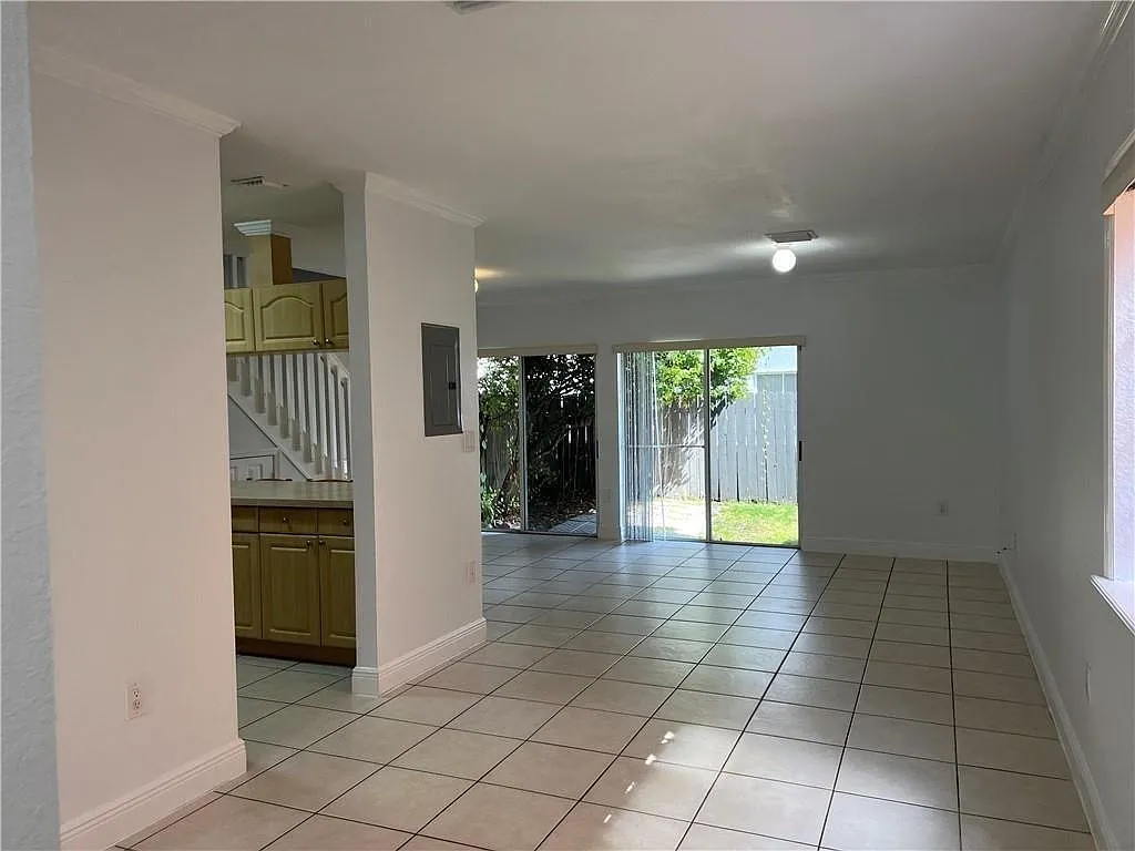 4 bed, 3.0 bath, 1494 sqft, $3,400 — Photo 2
