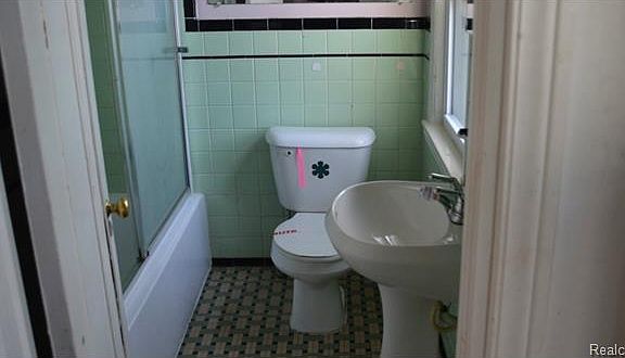 4th image of 15847 Murray Hill St