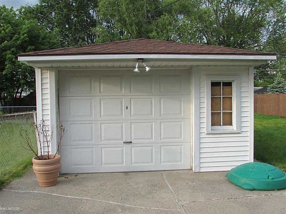5th image of 22439 Euclid St