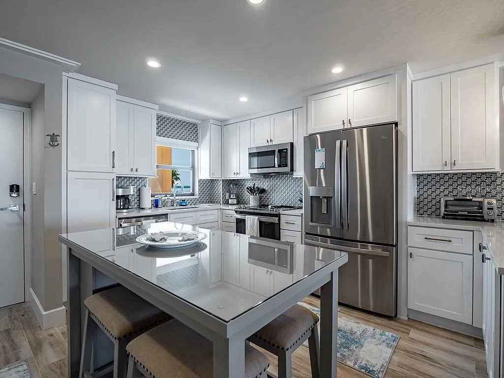 2 bed, 2.0 bath, 1100 sqft, $4,000 — Photo 3