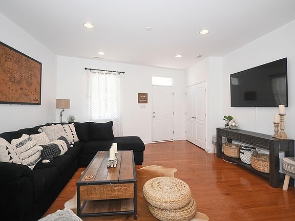 4th image of 1624 Light St