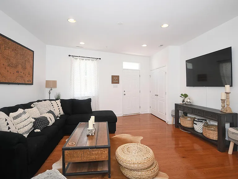 1624 Light St — Photo 4