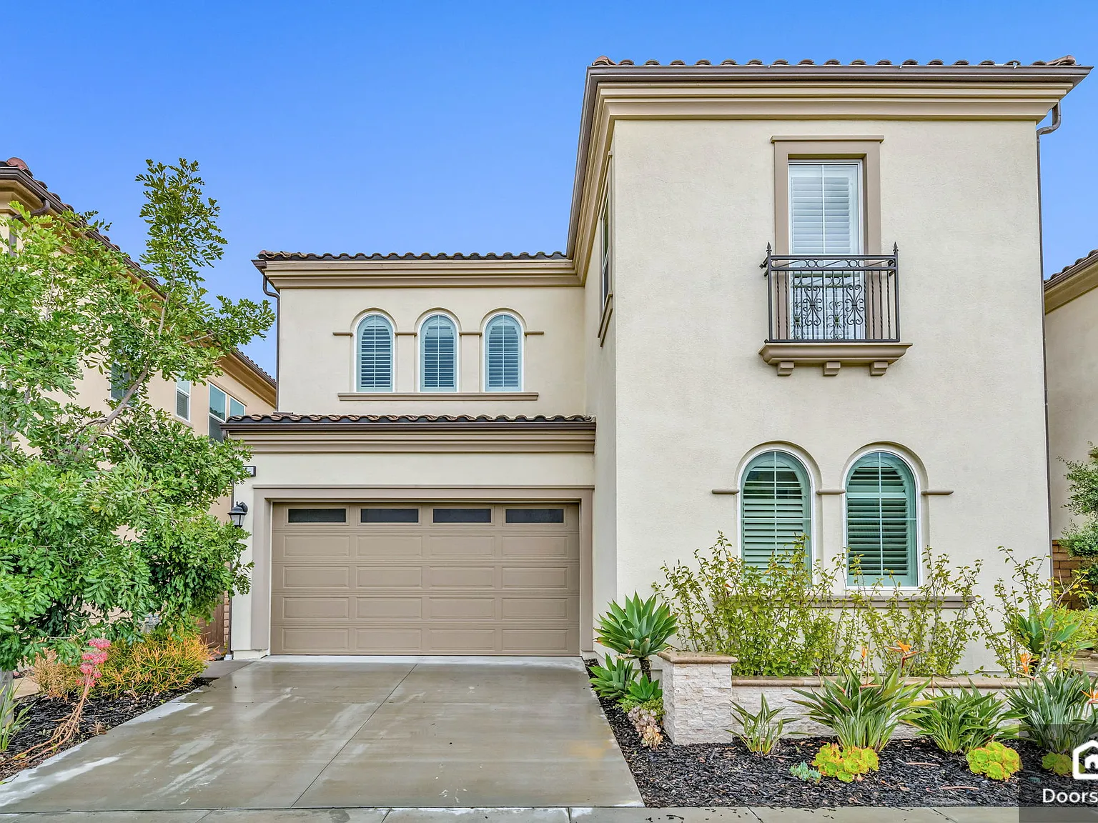 5 bed, 5.5 bath, 3728 sqft, $8,000 — Photo 1