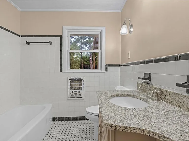 424 Byron Ave E — Photo 8