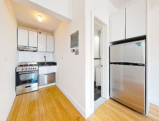 4th image of 759 Saint Nicholas Ave #3Z