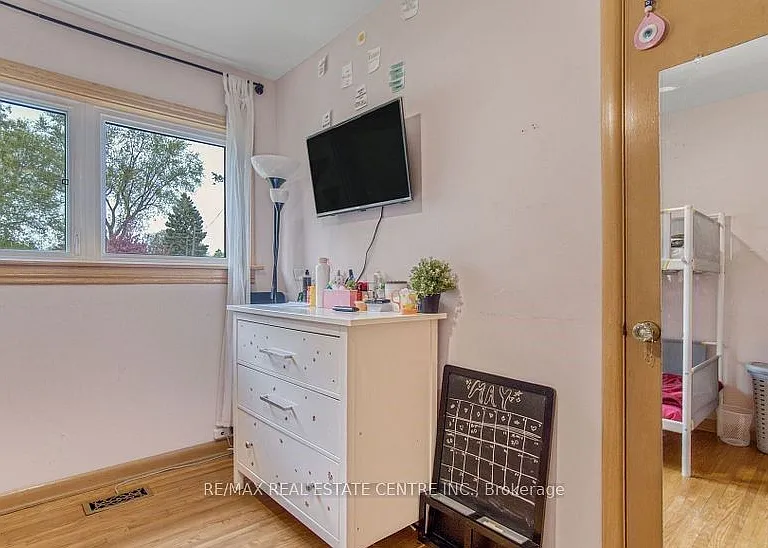 314 Strathcona Dr — Photo 17