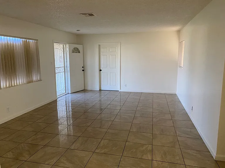 1105 Meredith Dr — Photo 3