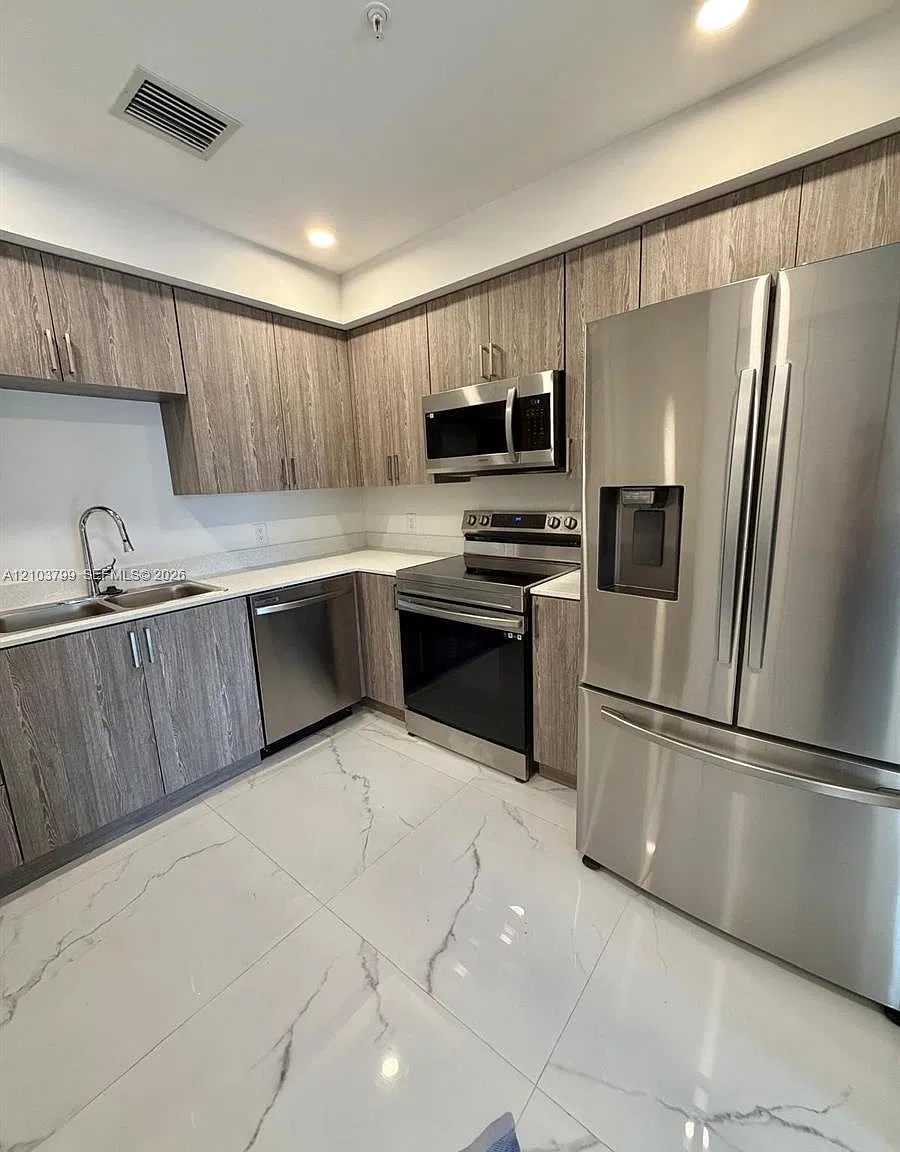 Islands At Doral 1st Addi — Photo 2