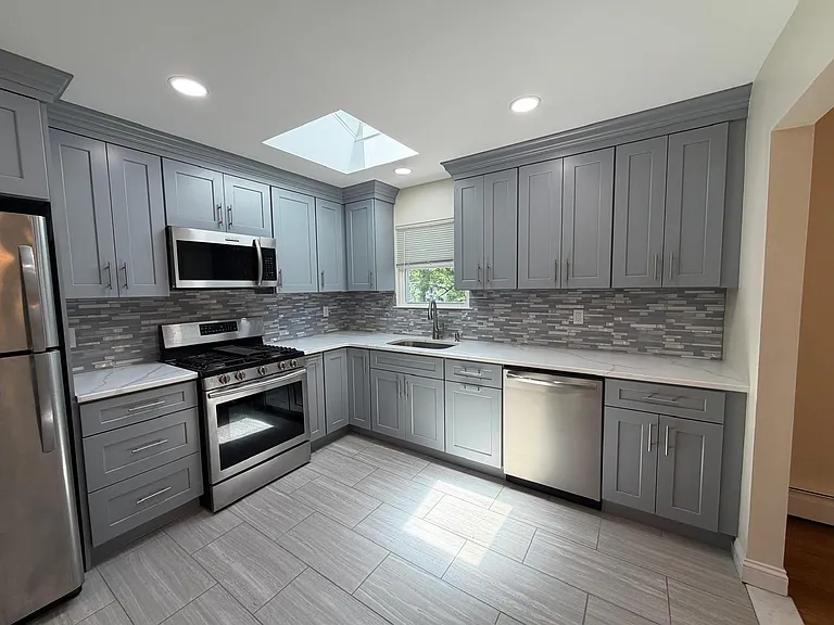 557B Plainview Rd — Photo 2