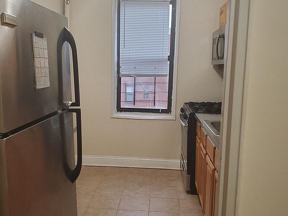 4th image of 523 Riverdale Ave #7