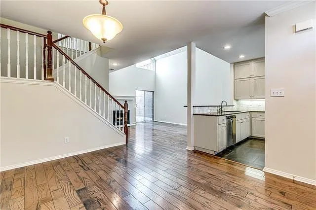 3 bed, 1958 sqft, $2,450 — Photo 2