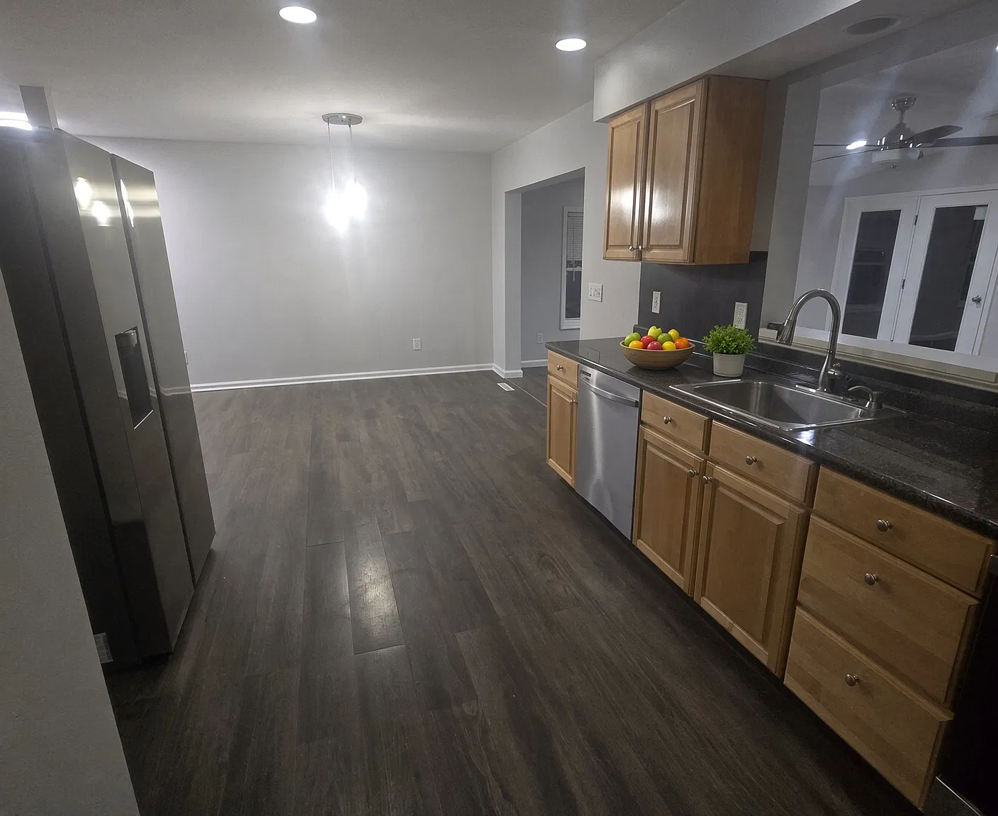 3 bed, 1.5 bath, 1800 sqft, $2,650 — Photo 2