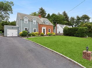 75 George St, Roslyn Heights, NY 11577