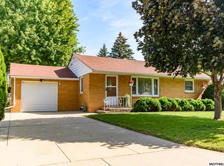 1652 Hillcrest Dr, Mason City, IA 50401