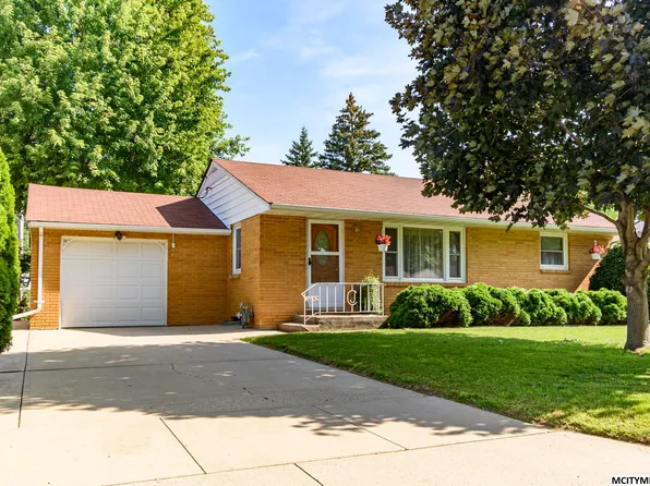 1652 Hillcrest Dr, Mason City, IA 50401