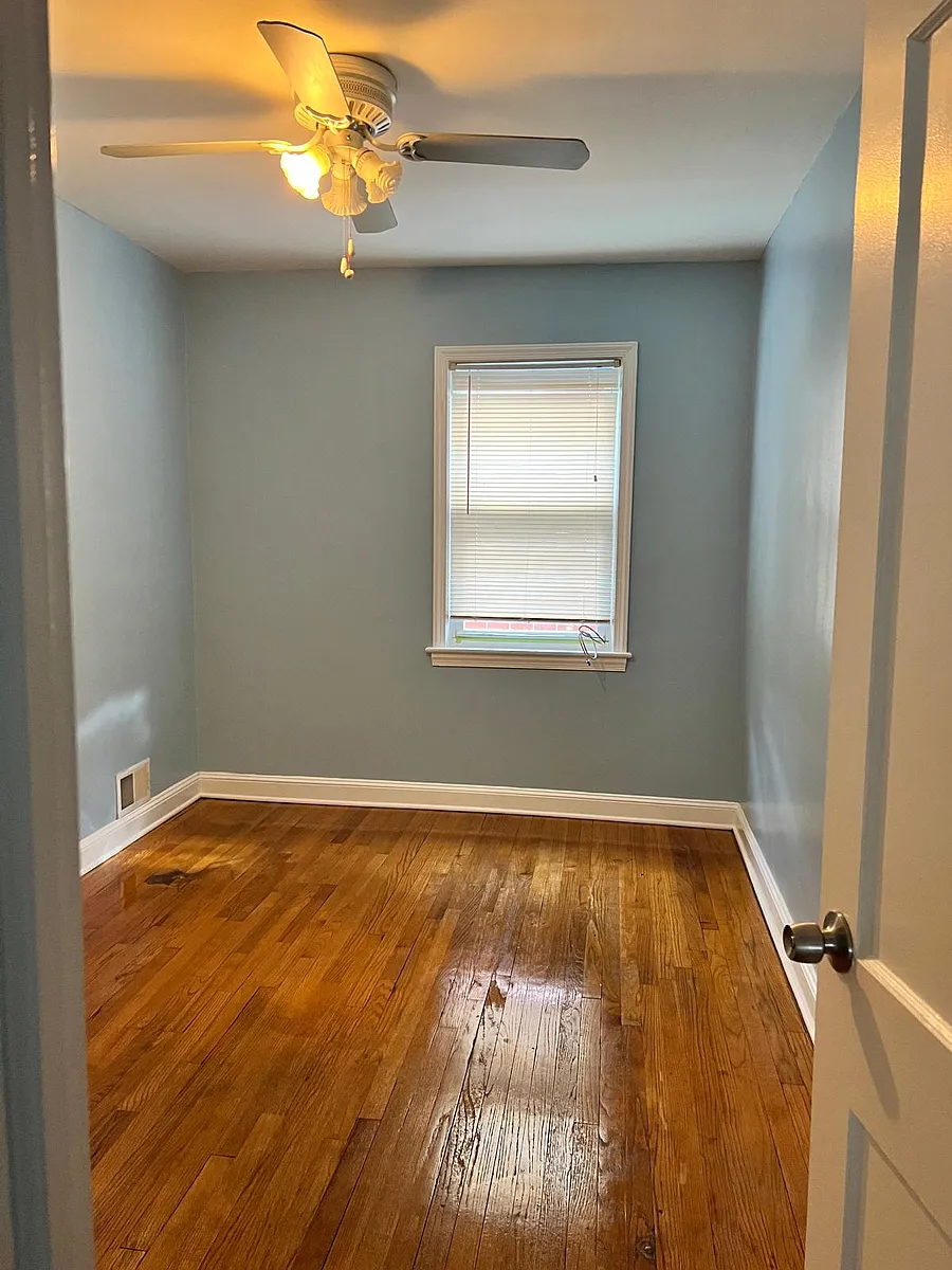 ROOM - 1323 44th St NE