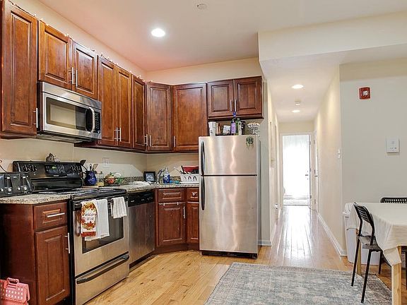 2nd image of 1516-1518 W Diamond St #B