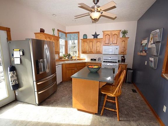 3rd image of 229 E College Ave