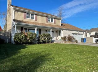 11 Glen Hills Dr, Cranston, RI 02920