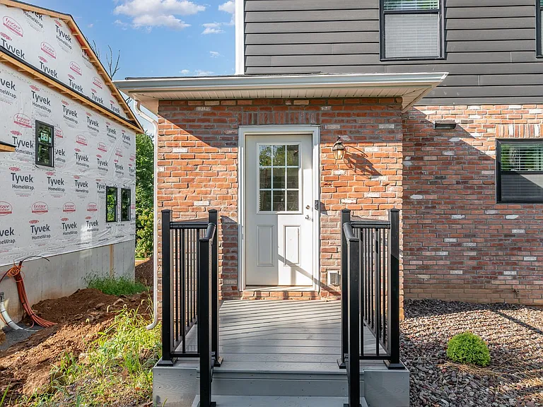 154 High Pointe Dr — Photo 4