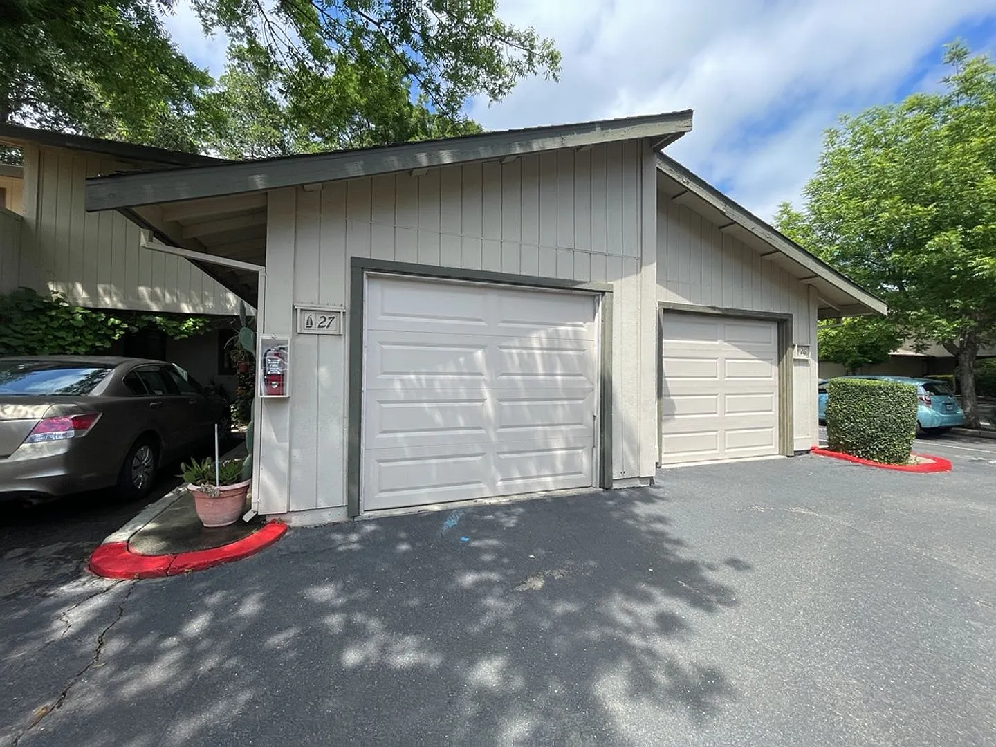 Beautiful 3 bedroom townhouse in Stonegate available for August move in! — Photo 2