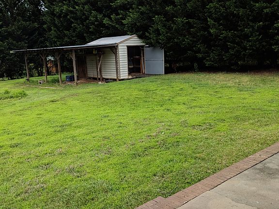 3rd image of 104 Southgate Cir