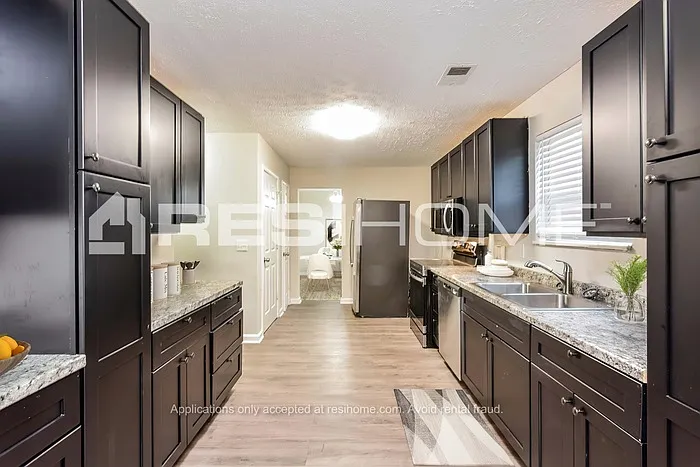 4 bed, 2.5 bath, 2200 sqft, $2,280 — Photo 3