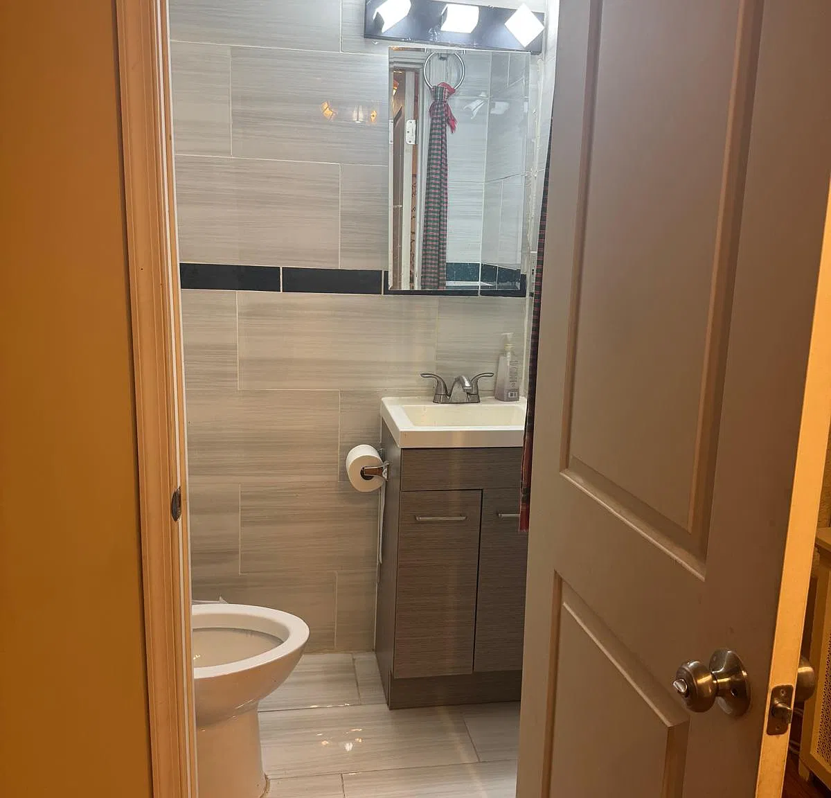 3 bed, 1.5 bath, 1184 sqft, $1,800 — Photo 3