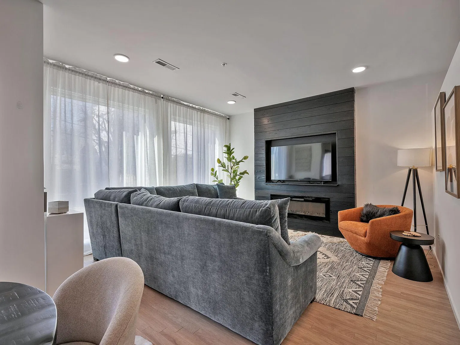 806 Olympic St — Photo 3