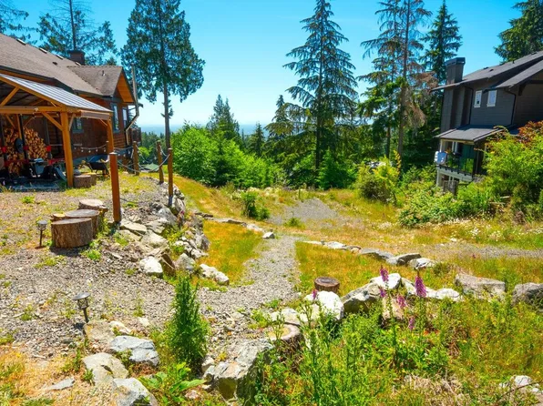 931 Fairway Ln, Bowen Island, BC V0N 1G2