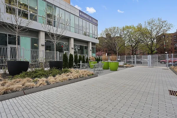 Rented by Red Apple Group | media 23