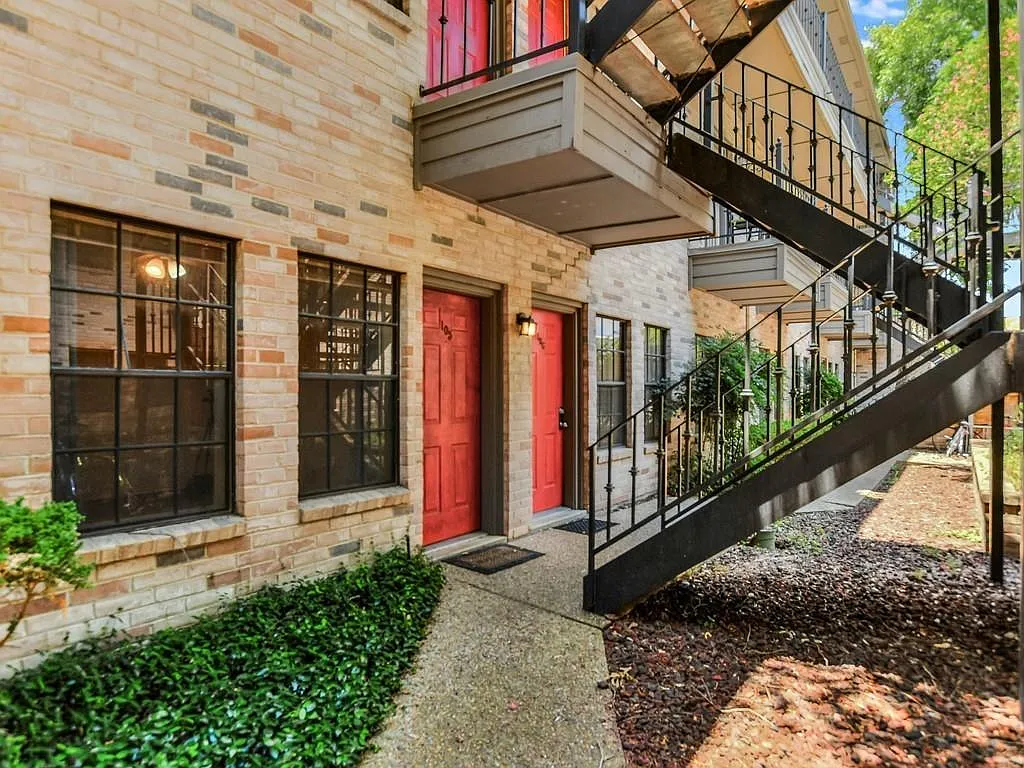 2 bed, 2.0 bath, 813 sqft, $1,595 — Photo 1