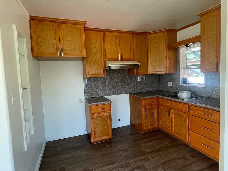 1112 S Chapel Ave — Photo 8
