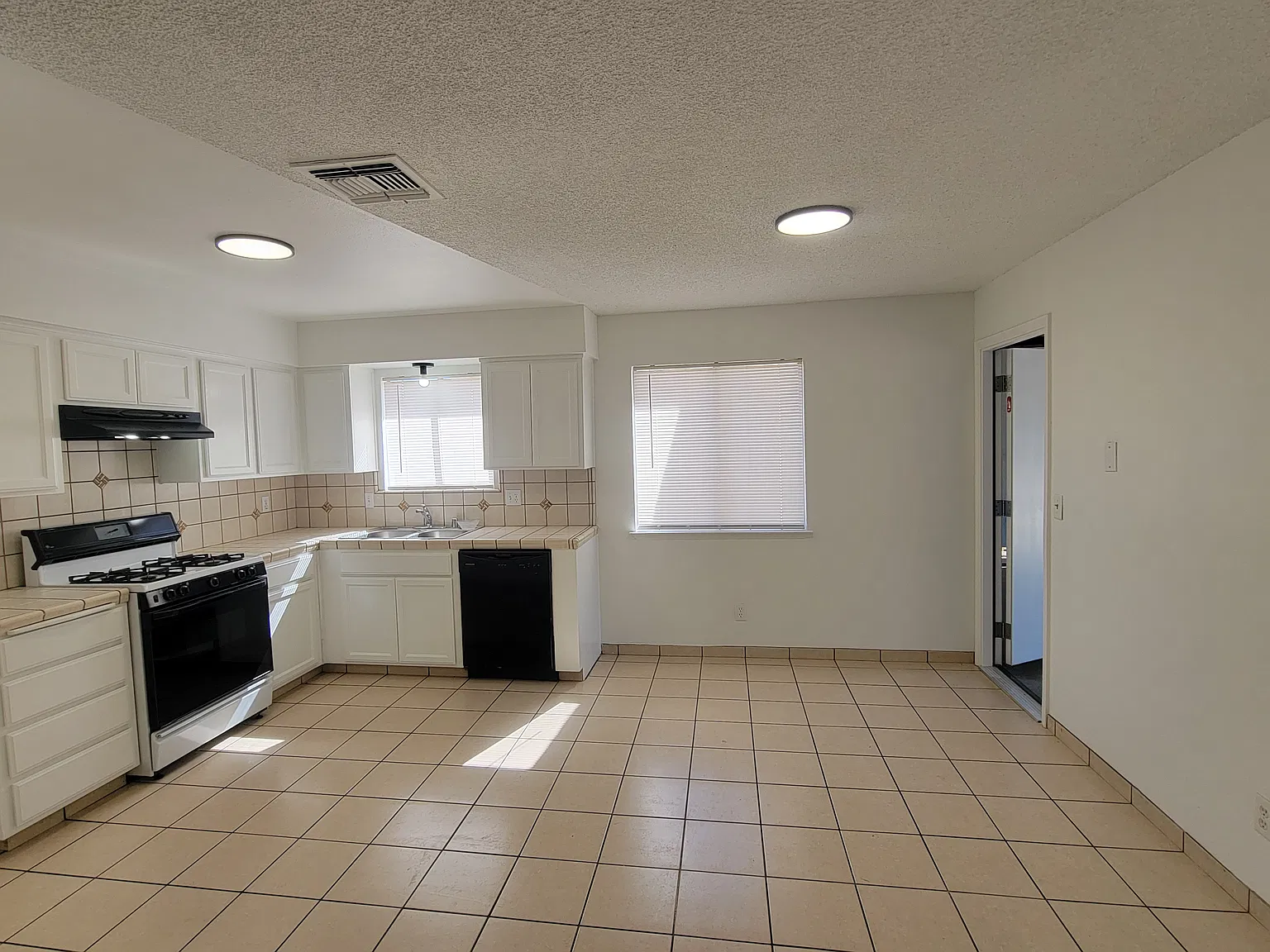 3 bed, 1040 sqft, $2,000 — Photo 3