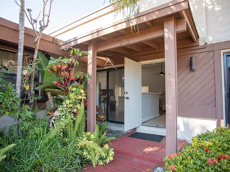 523 Leslie Dr — Photo 17
