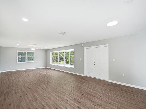3rd image of 3330 SW 18TH Street