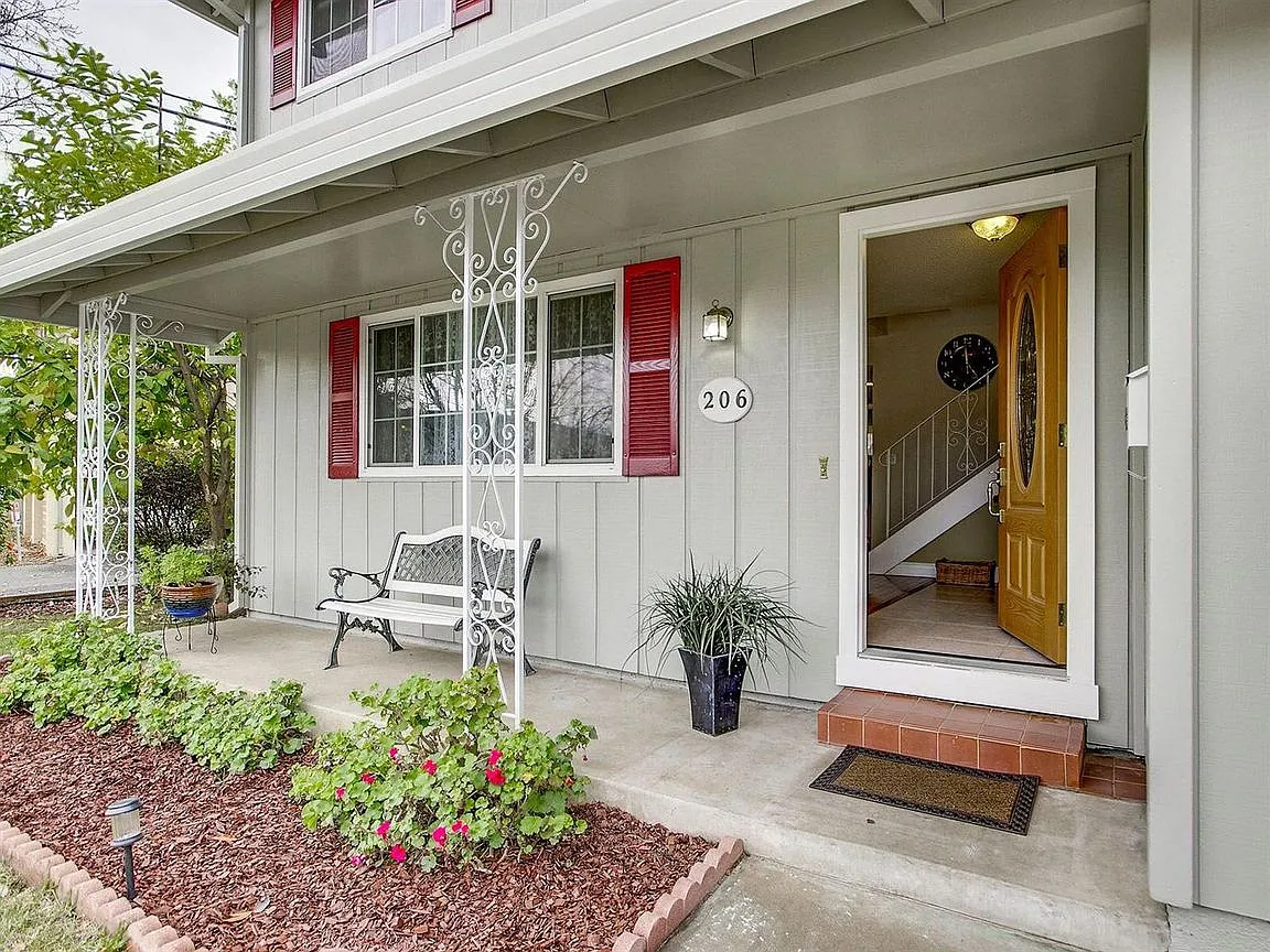 206 Sharon Way photo 1