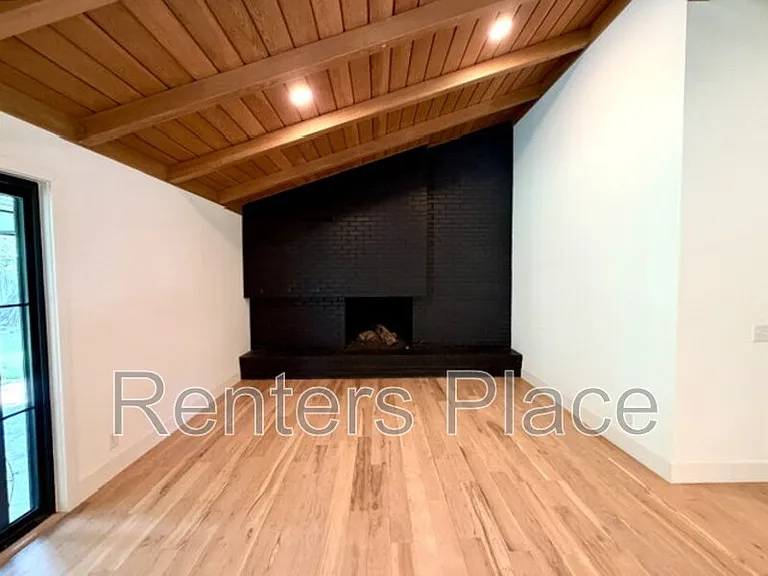 2616 E 58th St S — Photo 4