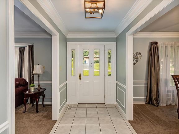3rd image of 10 Mid Circle Dr