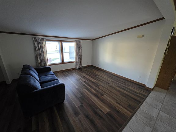 3rd image of 220 Paddock Cir