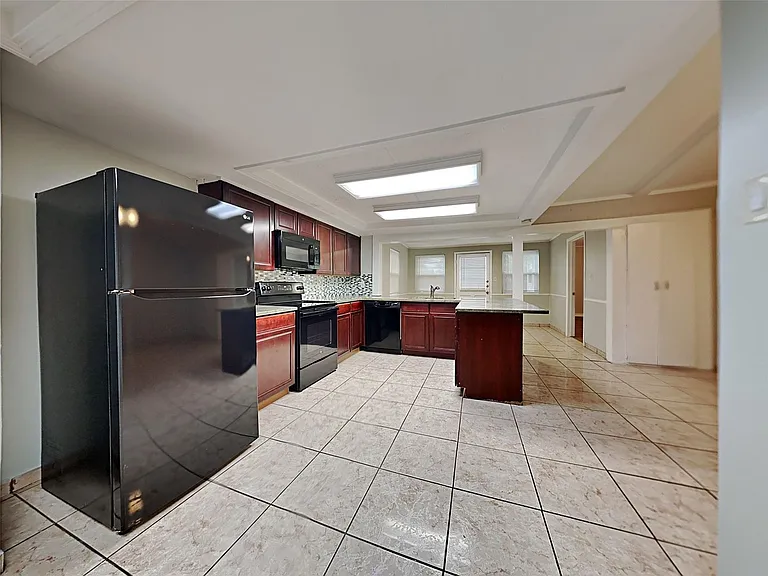 1504 Carnation Dr — Photo 5