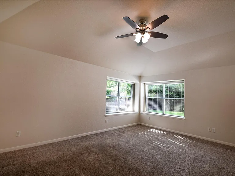 22 Hobbit Glen Dr — Photo 12