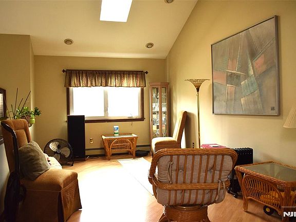 3rd image of 27 3rd Avenue