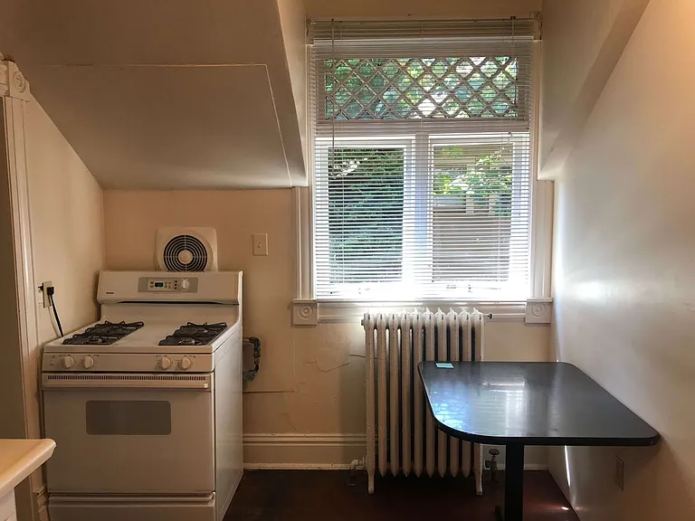 910 N Garden St — Photo 3