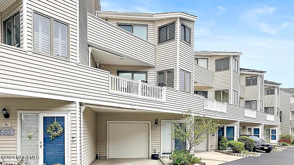 3 bed, 3.5 bath, 2190 sqft, $4,995 — Photo 1